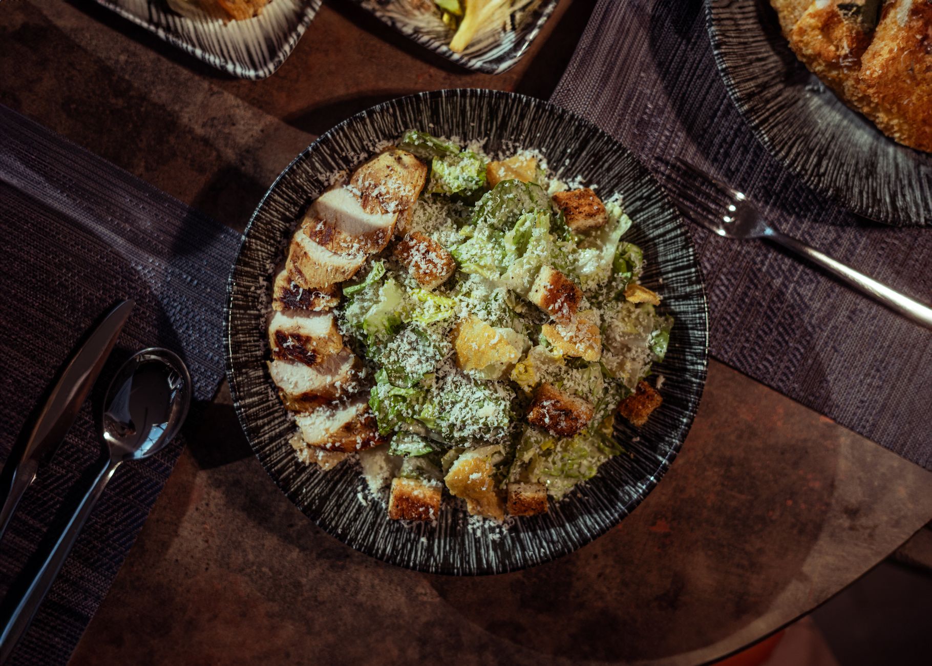 imagem-30 Salada Caesar com frango grelhado fatiado, croutons e parmesão