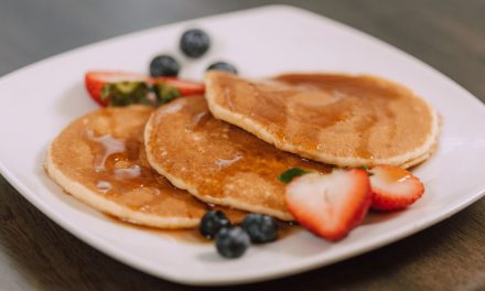 Panqueca Americana com Frutas: Café da Manhã Perfeito