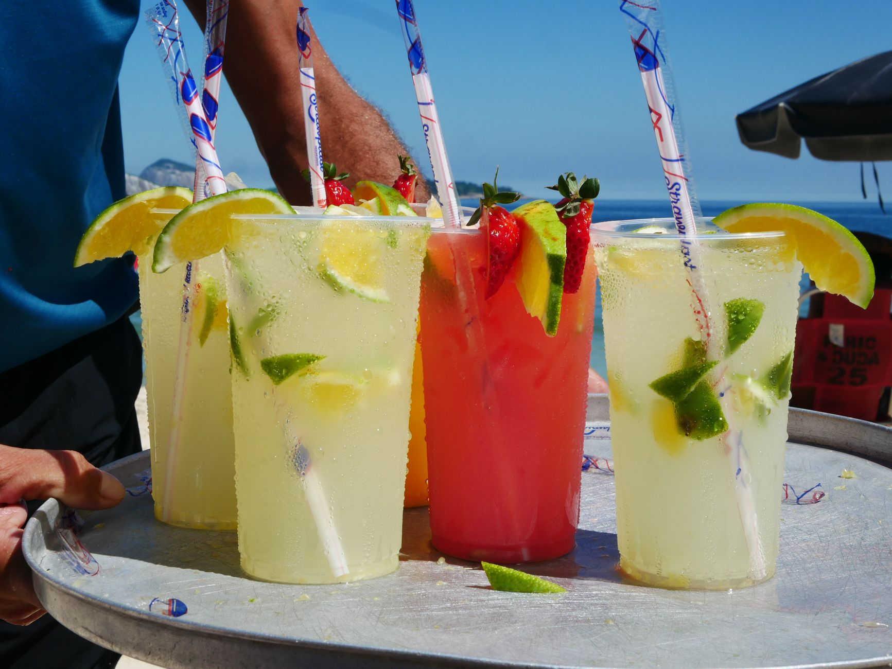 Copo de limonada suíça cremosa e gelada com gelo e limão