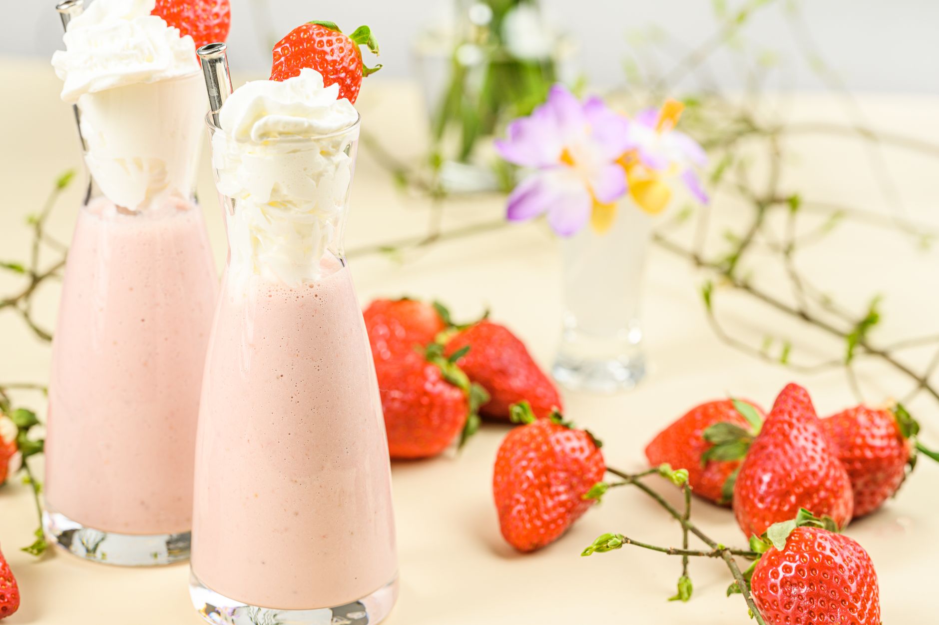 imagem-36 Copo de milk-shake de morango cremoso com chantilly e morango