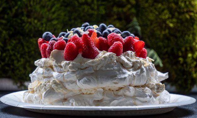 Pavlova de Frutas Vermelhas: Sobremesa Leve e Elegante