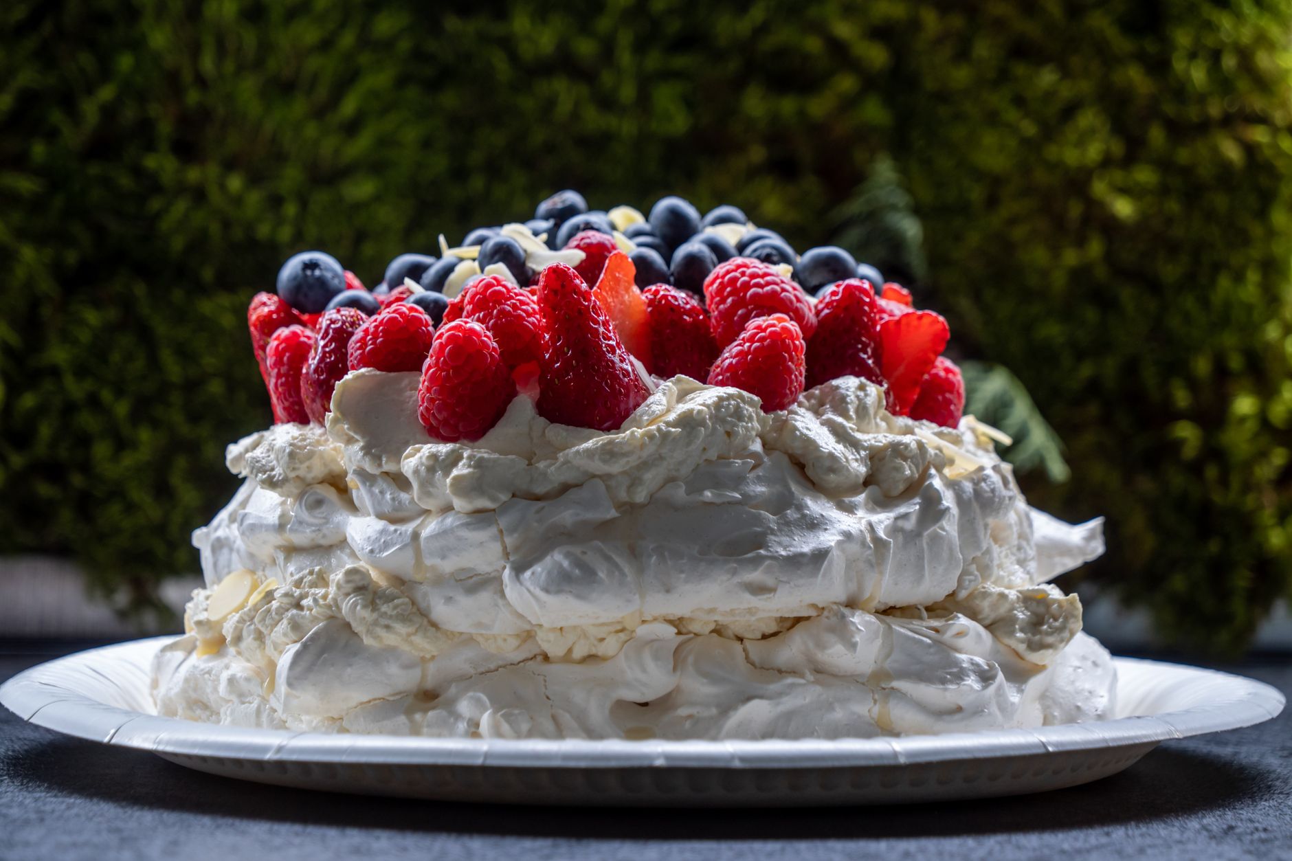 Pavlova coberta com chantilly e frutas vermelhas frescas