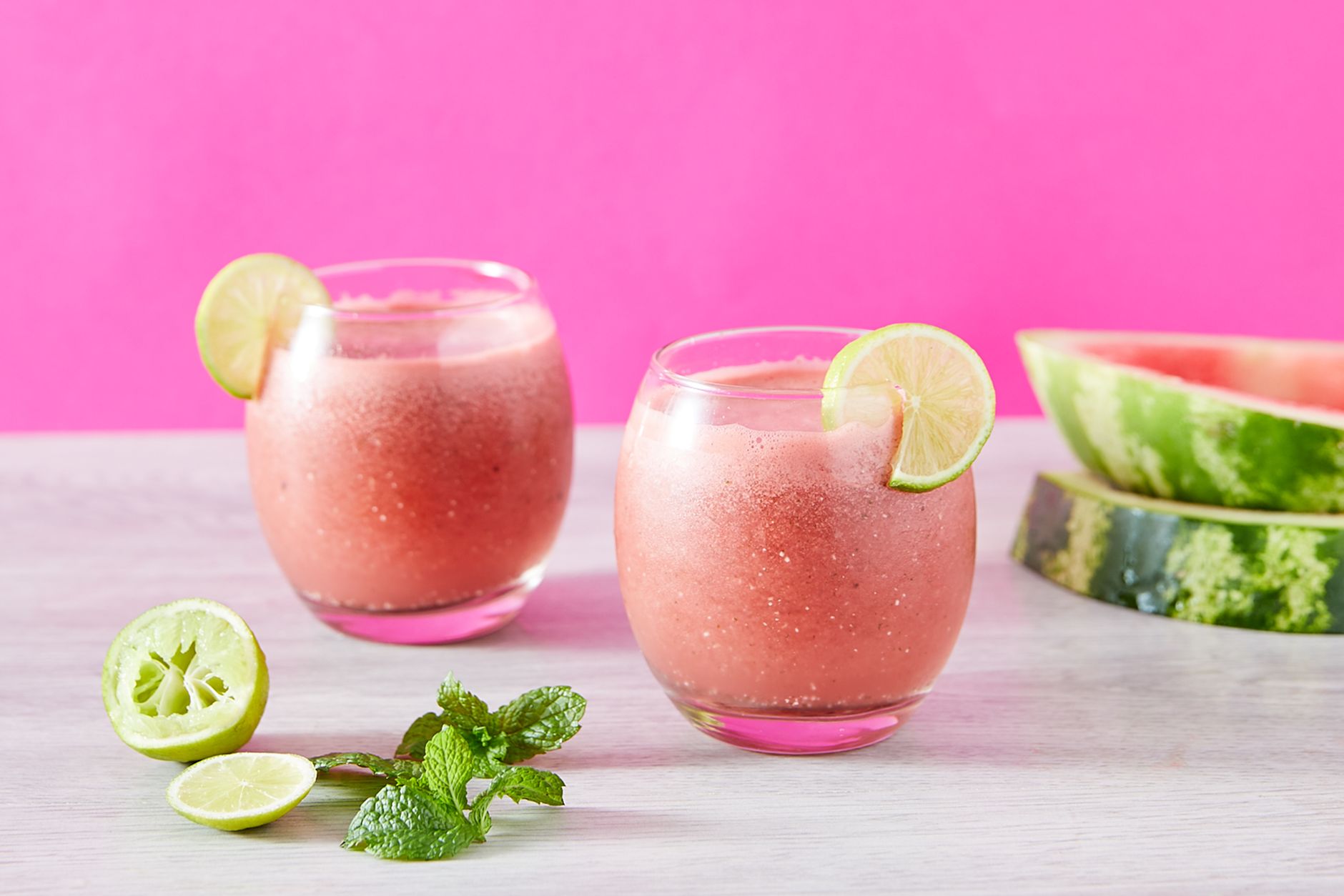 imagem-41 Copo de suco de melancia rosa com gelo e hortelã