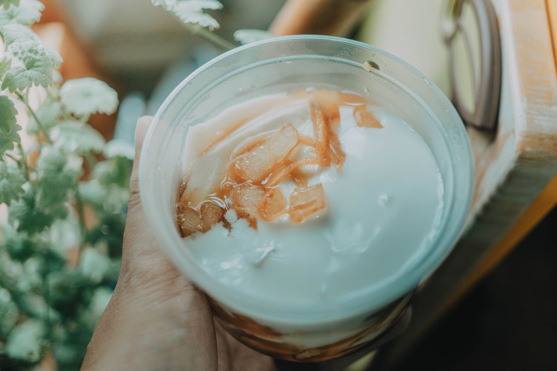 Fatia de pudim de tapioca cremoso com calda de caramelo