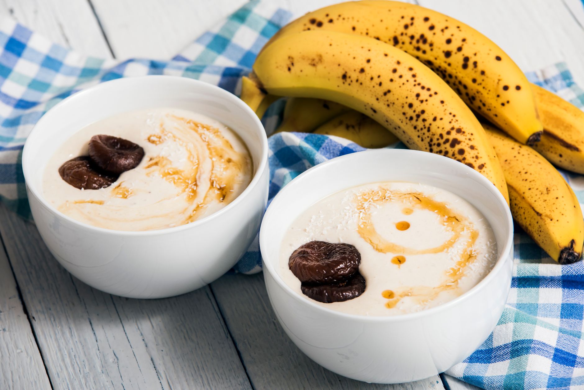 Tigela de sorvete cremoso de banana com frutas por cima