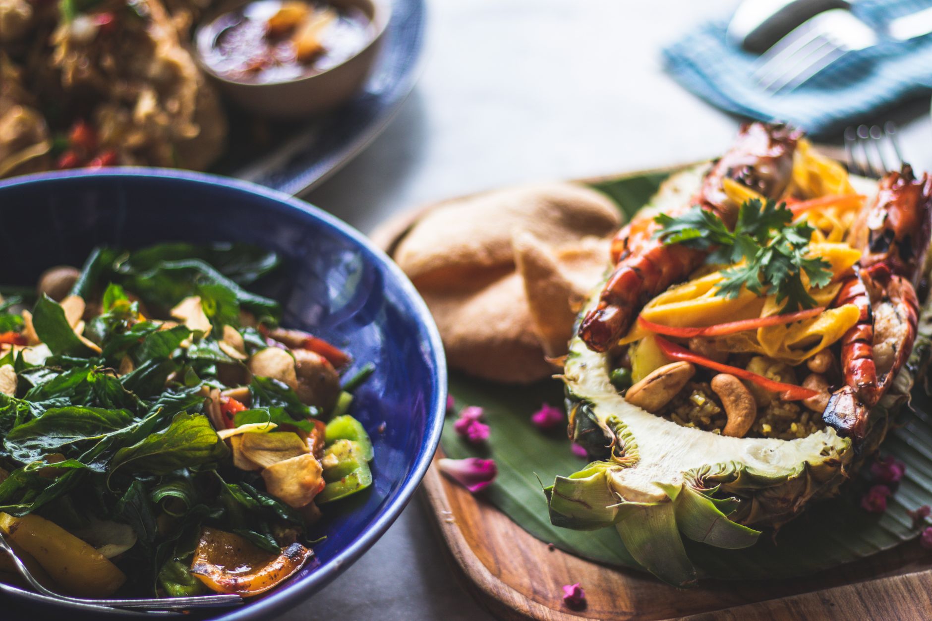 Salada tropical com pedaços de abacaxi, folhas verdes e castanhas