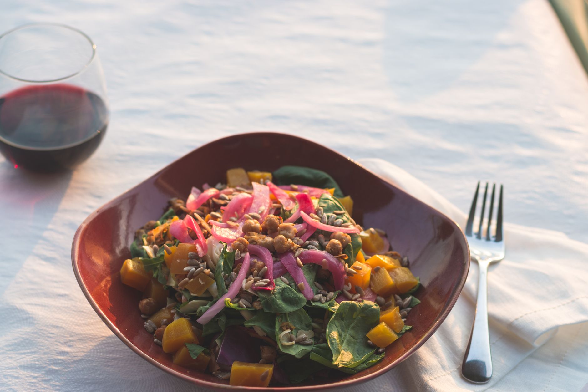 imagem Salada colorida de grão-de-bico com legumes frescos em tigela branca
