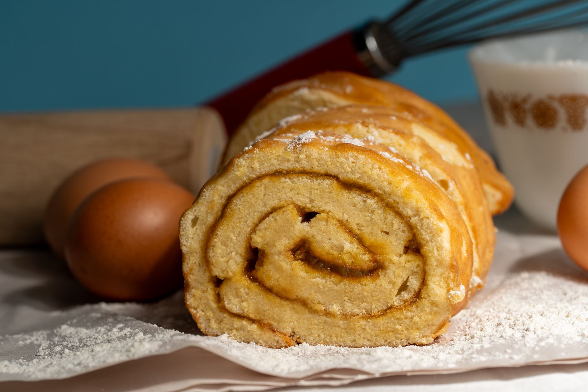 Fatia de bolo de rolo com finas camadas de massa e goiabada